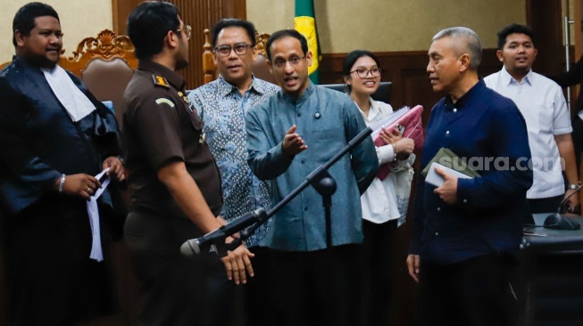 Terdakwa kasus dugaan korupsi dalam digitalisasi pendidikan pengadaan laptop Chromebook di Kemendikbudristek tahun 2019-2022 Nadiem Makarim usai menjalani sidang di Pengadilan Tipikor, Jakarta, Senin (5/1/2026). [Suara.com/Alfian Winanto]
