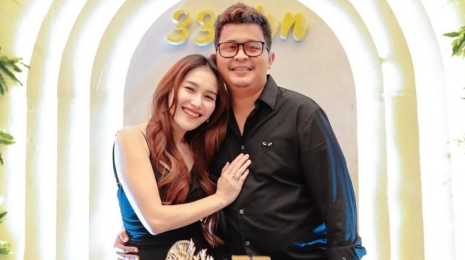 Ayu Ting Ting Pasang Badan Bela Ipar Soal Tudingan Numpang Hidup