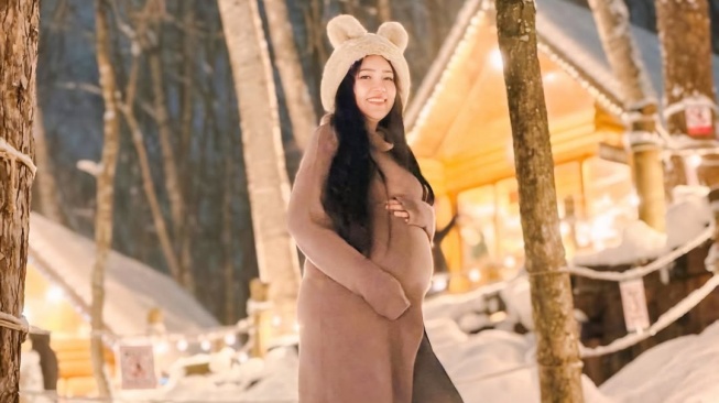 Via Vallen Umumkan Hamil Anak ke-2, Pamer Baby Bump di Tengah Salju
