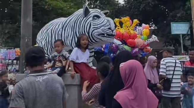 Viral karena Dihujat, Patung Macan Putih Kediri Kini Jadi Magnet Wisata Dadakan!