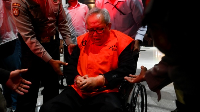 Tersangka kasus dugaan suap dalam pengadaan katalis di Pertamina tahun anggaran 2012-2014 Chrisna Damayanto mengenakan rompi tahanan usai menjalani pemeriksaan di Gedung Merah Putih KPK, Jakarta, Senin (5/1/2026). [ANTARA FOTO/Rivan Awal Lingga/tom]