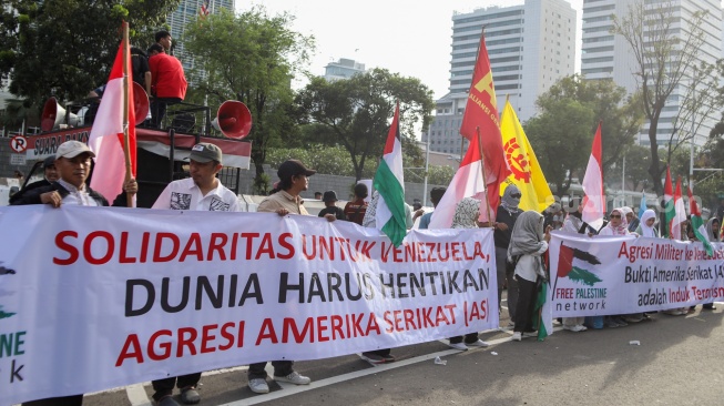 Aktivis dari Free Palestine Network (FPN) melakukan aksi bela Venezuela di depan Kedutaan Besar Amerika Serikat, Jakarta, Selasa (6/1/2026). [Suara.com/Alfian Winanto]