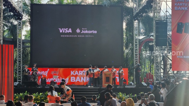 Gubernur DKI Jakarta Pramono Anung saat peluncuran Kartu Debit VISA Bank Jakarta di Lippo Mall Kemang, Senin (5/1/2026), Jakarta. [Suara.com/Fakhri]