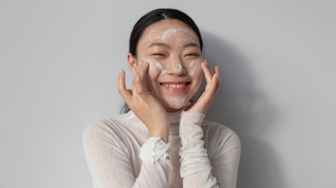 9 Sabun Cuci Muka yang Bagus untuk  Usia 45 Tahun ke Atas, Hempaskan Flek Hitam