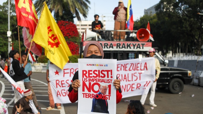 Aktivis dari Free Palestine Network (FPN) melakukan aksi bela Venezuela di depan Kedutaan Besar Amerika Serikat, Jakarta, Selasa (6/1/2026). [Suara.com/Alfian Winanto]