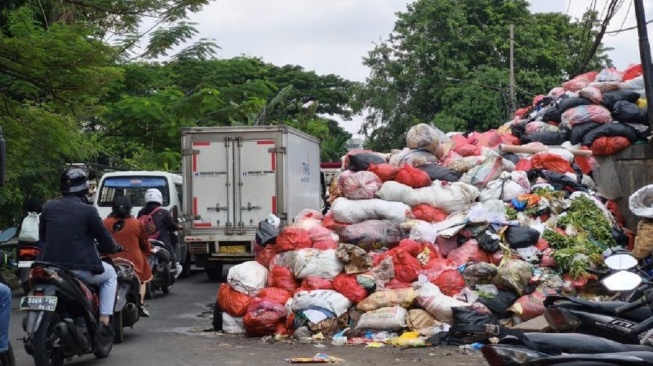Gunungan Sampah di Ciputat Muncul Lagi, Bikin Macet Parah, Bau Busuk Menyerang