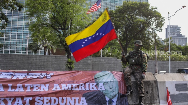 Aktivis dari Free Palestine Network (FPN) melakukan aksi bela Venezuela di depan Kedutaan Besar Amerika Serikat, Jakarta, Selasa (6/1/2026). [Suara.com/Alfian Winanto]