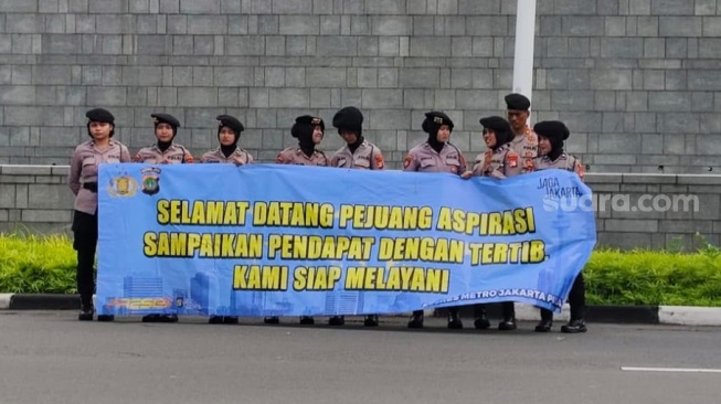 Sentuhan Humanis di Depan Kedubes AS, Polwan Polres Jakpus Sambut Pendemo sebagai Pejuang Aspirasi