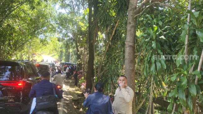 Ilustrasi sejumlah menteri menyambangi kediaman Presiden Prabowo di Hambalang. (Suara.com/Novian)