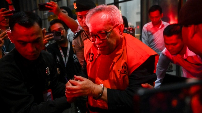 Tersangka kasus dugaan suap dalam pengadaan katalis di Pertamina tahun anggaran 2012-2014 Chrisna Damayanto mengenakan rompi tahanan usai menjalani pemeriksaan di Gedung Merah Putih KPK, Jakarta, Senin (5/1/2026). [ANTARA FOTO/Rivan Awal Lingga/tom]