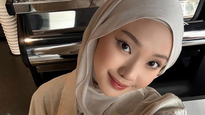 Usai Lepas Jilbab, Muncul Video Jule Tampil Seksi dengan Tanktop