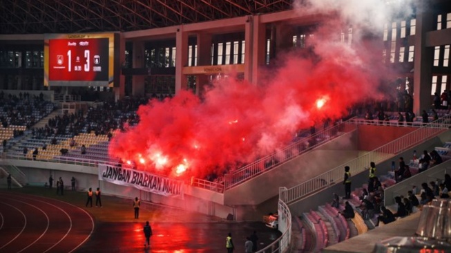 7 Fakta Kasus Flare yang Membuat Laga Persis Solo Chaos, Dinyalakan di Hadapan Jokowi?