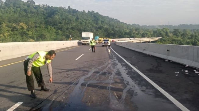 Perjalanan Rombongan Guru Jakarta Berakhir Duka: Hiace Tabrak Truk di Tol Semarang, 1 Tewas