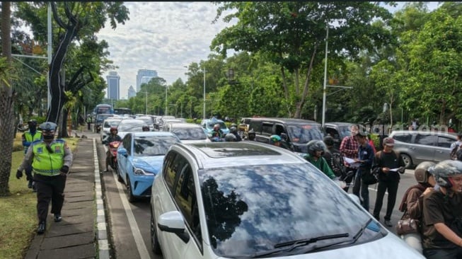 Kawasan Jalan Medan Merdeka Selatan, Jakarta Pusat, dipadati gelombang massa aksi di area seberang gedung Kedutaan Besar Amerika Serikat (AS) pada Selasa (6/1/2026). (Suara.com/Adiyoga)