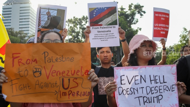 Aktivis dari Free Palestine Network (FPN) melakukan aksi bela Venezuela di depan Kedutaan Besar Amerika Serikat, Jakarta, Selasa (6/1/2026). [Suara.com/Alfian Winanto]