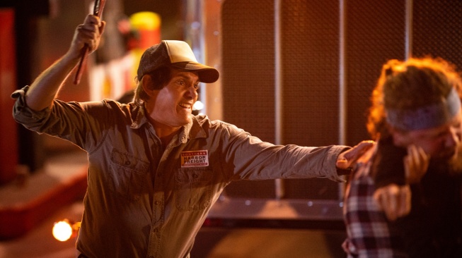 Film Midnight in the Switchgrass yang dibintangi Megan Fox dan Bruce Willis akan tayang Selasa (6/1/2026) malam ini pukul 23.00 WIB. [YouTube]