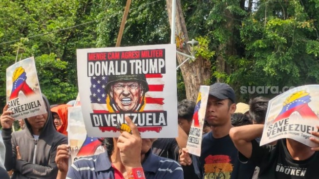 Aksi unjuk rasa digelar di depan Kedutaan Besar Amerika Serikat, Jalan Medan Merdeka Selatan, Jakarta Pusat, Selasa (6/1/2026). (Suara.com/Adiyoga)