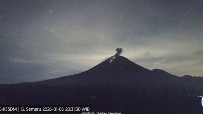 Semeru Membara Selasa Malam! Letusan 800 Meter Disertai Lontaran Lava Pijar Terlihat Jelas