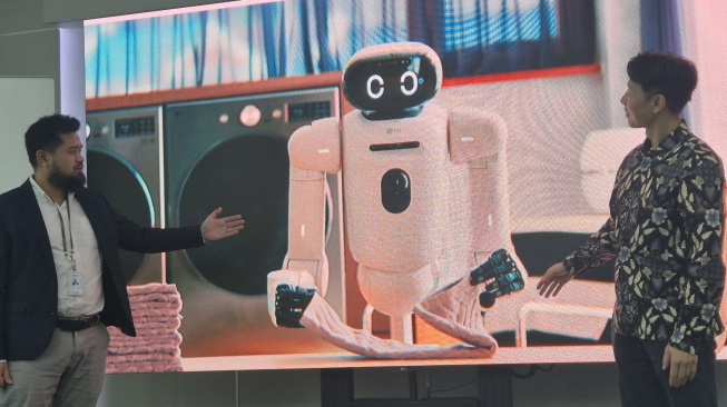LG CLOiD, robot rumah cerdas yang dirancang untuk menjadi asisten personal di dalam rumah,di ajang LG World Premiere CES 2026, Selasa (6/1/2026). [Suara.com/Dythia]