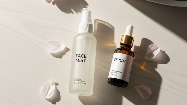 Face Mist atau Serum, Mana yang Lebih Dulu Dipakai? Ini Urutan yang Benar