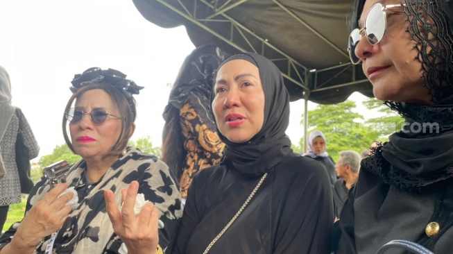 Venna Melinda usai pemakaman ayahnya di TPU Jeruk Purut, Jakarta pada Rabu, 7 Januari 2026. [Suara.com/Tiara Rosana]