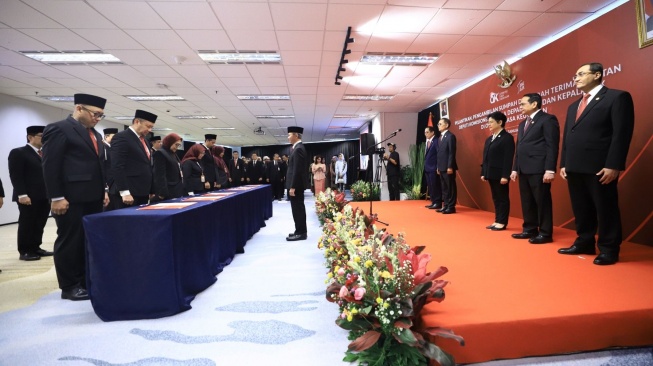 Pelantikan pejabat baru OJK di Jakarta. [OJK]