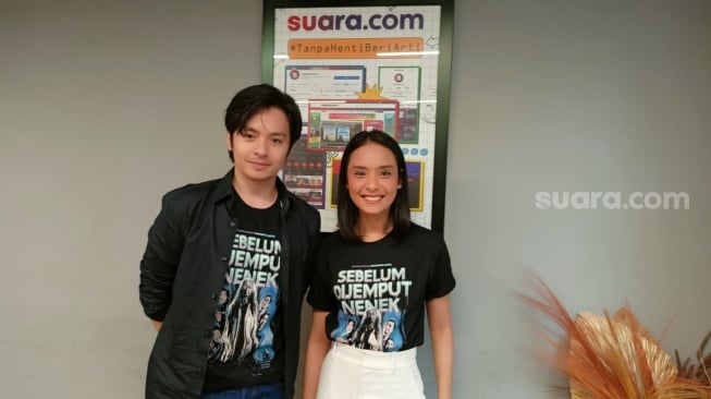 Angga Yunanda dan Wavi Zihan, bintang film Sebelum Dijemput Nenek saat datang ke kantor Suara.com pada Rabu, 7 Januari 2026. [Suara.com/Rena Pangesti]