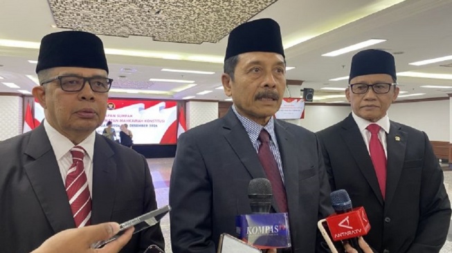 Ketua Majelis Kehormatan Mahkamah Konstitusi (MKMK) I Dewa Gede Palguna (tengah) bersama dua anggota MKMK, Yuliandri (kiri) dan Ridwan Mansyur yang juga hakim konstitusi (kanan), menjawab pertanyaan wartawan usai mengucap sumpah jabatan sebagai anggota MKMK periode 2026 di Aula Gedung I MK, Jakarta, Rabu (7/1/2026). ANTARA/Fath Putra Mulya.