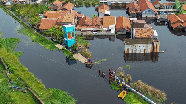 Foto udara suasana tanggul Sungai Bremi yang jebol hingga menyebabkan banjir di Pabean, Kota Pekalongan, Jawa Tengah, Rabu (7/1/2026). [ANTARA FOTO/Harviyan Perdana Putra/foc]