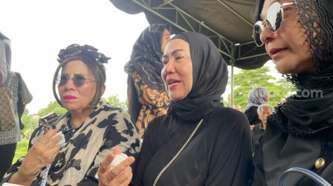 Venna Melinda usai pemakaman ayahnya di TPU Jeruk Purut, Jakarta pada Rabu, 7 Januari 2026. [Suara.com/Tiara Rosana]