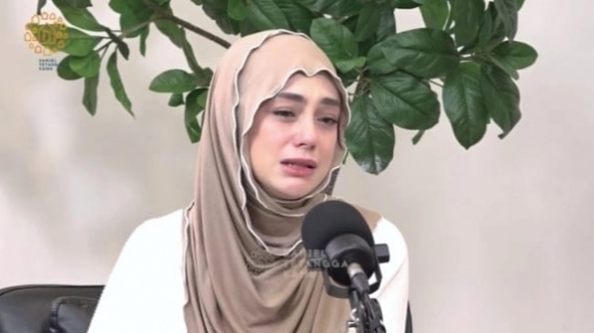 Penuh Haru, Celine Evangelista Kenang Momen Belajar Salat sambil Terisak