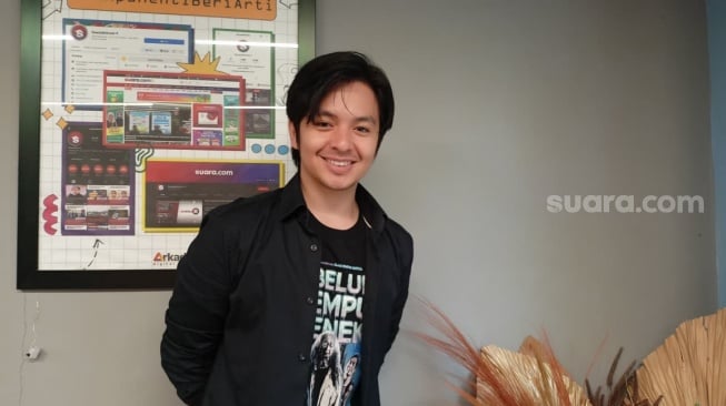 Angga Yunanda, bintang film Sebelum Dijemput Nenek saat datang ke kantor Suara.com pada Rabu, 7 Januari 2026. [Suara.com/Rena Pangesti]