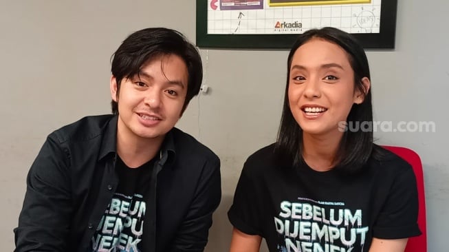 Angga Yunanda dan Wavi Zihan, bintang film Sebelum Dijemput Nenek saat datang ke kantor Suara.com pada Rabu, 7 Januari 2026. [Suara.com/Rena Pangesti]