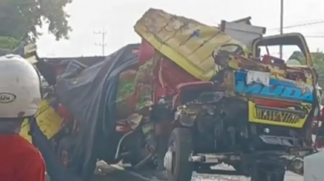 Detik-detik Truk Muatan Cabai Tabrak Motor di Mojokerto, Seorang Tewas dan Sopir Luka Parah
