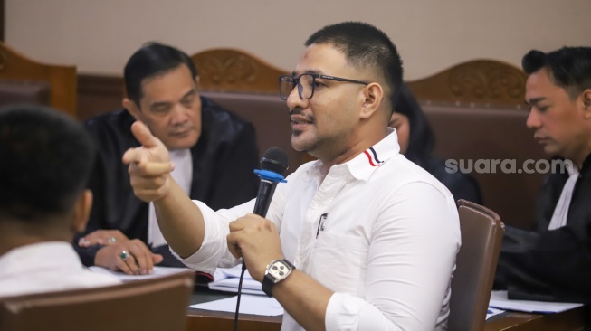 Terdakwa kasus peredaran narkotika di dalam Rutan Salemba, Ammar Zoni saat menjalani sidang lanjutan di Pengadilan Negeri Jakarta Pusat, Jakarta, Kamis (8/1/2026). [Suara.com/Alfian Winanto]
