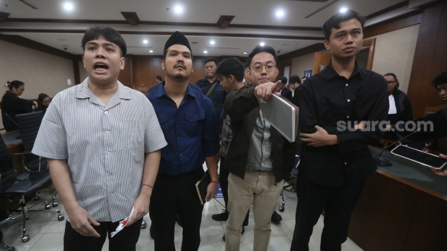 Terdakwa dalam kasus dugaan penghasutan Delpedro Marhaen (kedua kanan) saat menjalani sidang lanjutan di Pengadilan Negeri Jakarta Pusat, Kamis (8/1/2026). [Suara.com/Alfian Winanto]