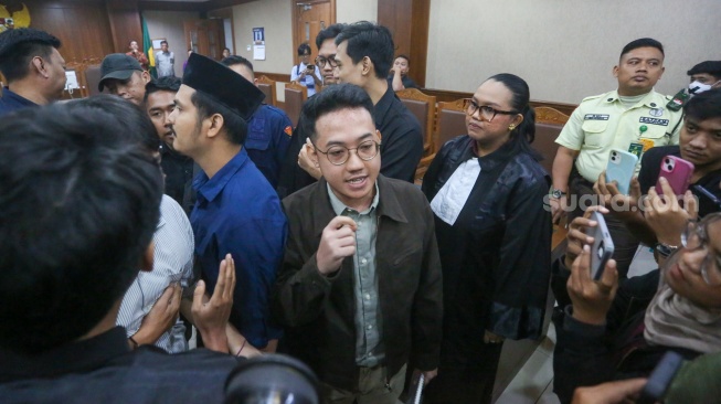 Terdakwa dalam kasus dugaan penghasutan Delpedro Marhaen saat menjalani sidang lanjutan di Pengadilan Negeri Jakarta Pusat, Kamis (8/1/2026). [Suara.com/Alfian Winanto]