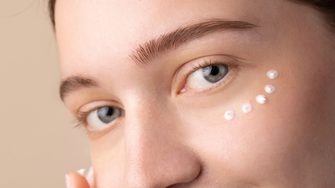 5 Rekomendasi Eye Cream untuk Atasi Kantung Mata Usia 40-an, Ada Formula Anti-Aging