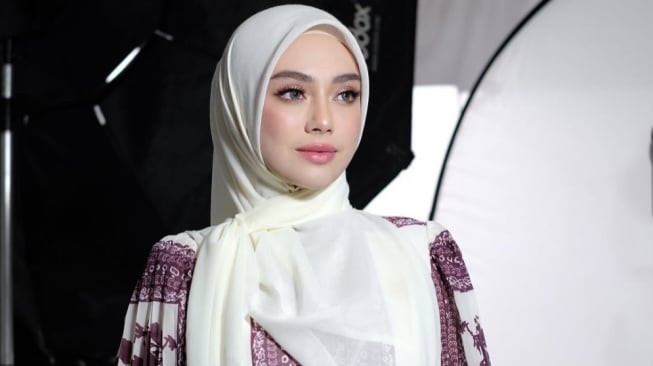 Dulu Bangga Tampil Seksi, Celine Evangelista Nangis Ingat Dosa yang Ditanggung