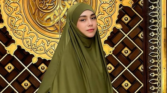 Anak-Anak Celine Evangelista dan Stefan William Belajar Ngaji di Masjid Nabawi