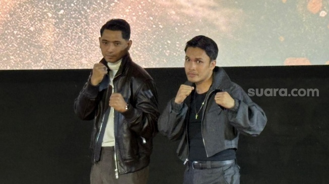 Arya Saloka dan Randy Pangalila dalam konferensi pers series Algojo di kawasan Kebayoran Lama, Jakarta Selatan pada Kamis, 8 Januari 2026. [Suara.com/Tiara Rosana]