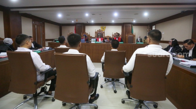 Terdakwa kasus peredaran narkotika di dalam Rutan Salemba, Ammar Zoni (kanan) saat menjalani sidang lanjutan di Pengadilan Negeri Jakarta Pusat, Jakarta, Kamis (8/1/2026). [Suara.com/Alfian Winanto]
