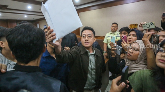 Terdakwa dalam kasus dugaan penghasutan Delpedro Marhaen (tengah) usai menjalani sidang lanjutan di Pengadilan Negeri Jakarta Pusat, Kamis (8/1/2026). [Suara.com/Alfian Winanto]