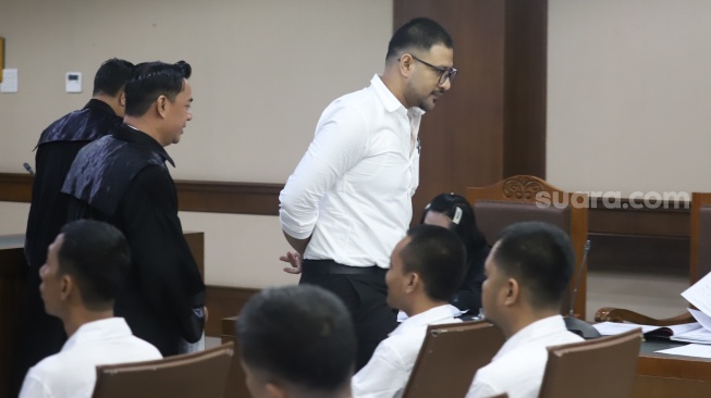 Terdakwa kasus peredaran narkotika di dalam Rutan Salemba, Ammar Zoni saat menjalani sidang lanjutan di Pengadilan Negeri Jakarta Pusat, Jakarta, Kamis (8/1/2026). [Suara.com/Alfian Winanto]
