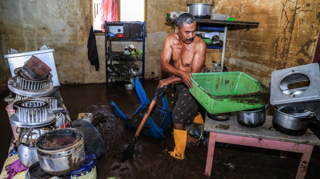 Warga membersihkan perabot rumah tangga pascabanjir di Desa Tongute Ternate asal Kabupaten Halmahera Barat, Maluku Utara, Kamis (8/1/2026). [ANTARA FOTO/Andri Saputra/tom]