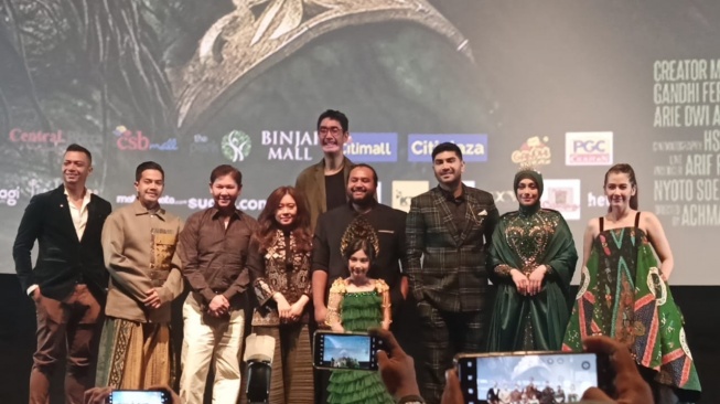 Para aktor dan pendukung film Penunggu Rumah: Buto Ijo, dalam acara gala premier film besutan Gandhi Fernando tersebut di kawasan Kuningan, Jakarta Selatan, Kamis (8/1/2026). [Rena Pangesti/Suara.com]