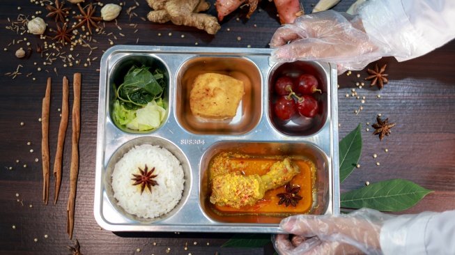 Ahli gizi menyiapkan paket makanan menu kuliner nusantara untuk program Makan Bergizi Gratis (MBG) di Satuan Pelayanan Pemenuhan Gizi (SPPG) Dipan Tanjunganom, Nganjuk, Jawa Timur, Kamis (8/1/2026). [ANTARA FOTO/Muhammad Mada/nz]