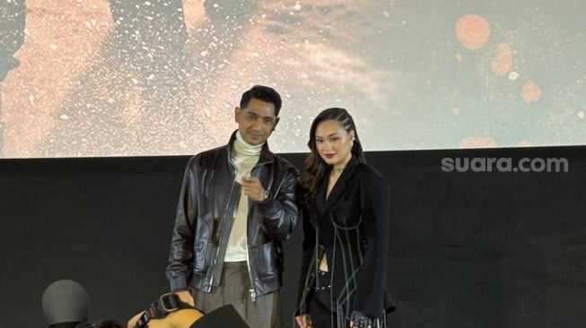 Arya Saloka dan Caitlin Halderman dalam konferensi pers series Algojo di kawasan Kebayoran Lama, Jakarta Selatan pada Kamis, 8 Januari 2026. [Suara.com/Tiara Rosana]