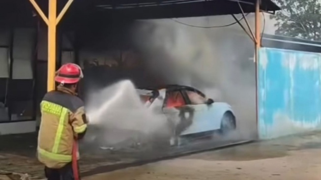 Mobil Listrik Hyundai Ioniq 5 N yang Diduga Milik Bobby Nasution Terbakar. (Foto: Tangkapan Layar/IG)