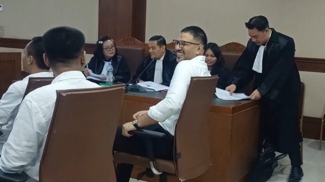 Hadiri Sidang, Ammar Zoni Senyum Semringah Sambil Pegang Tasbih